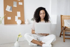 vrouw in kamer met laptop